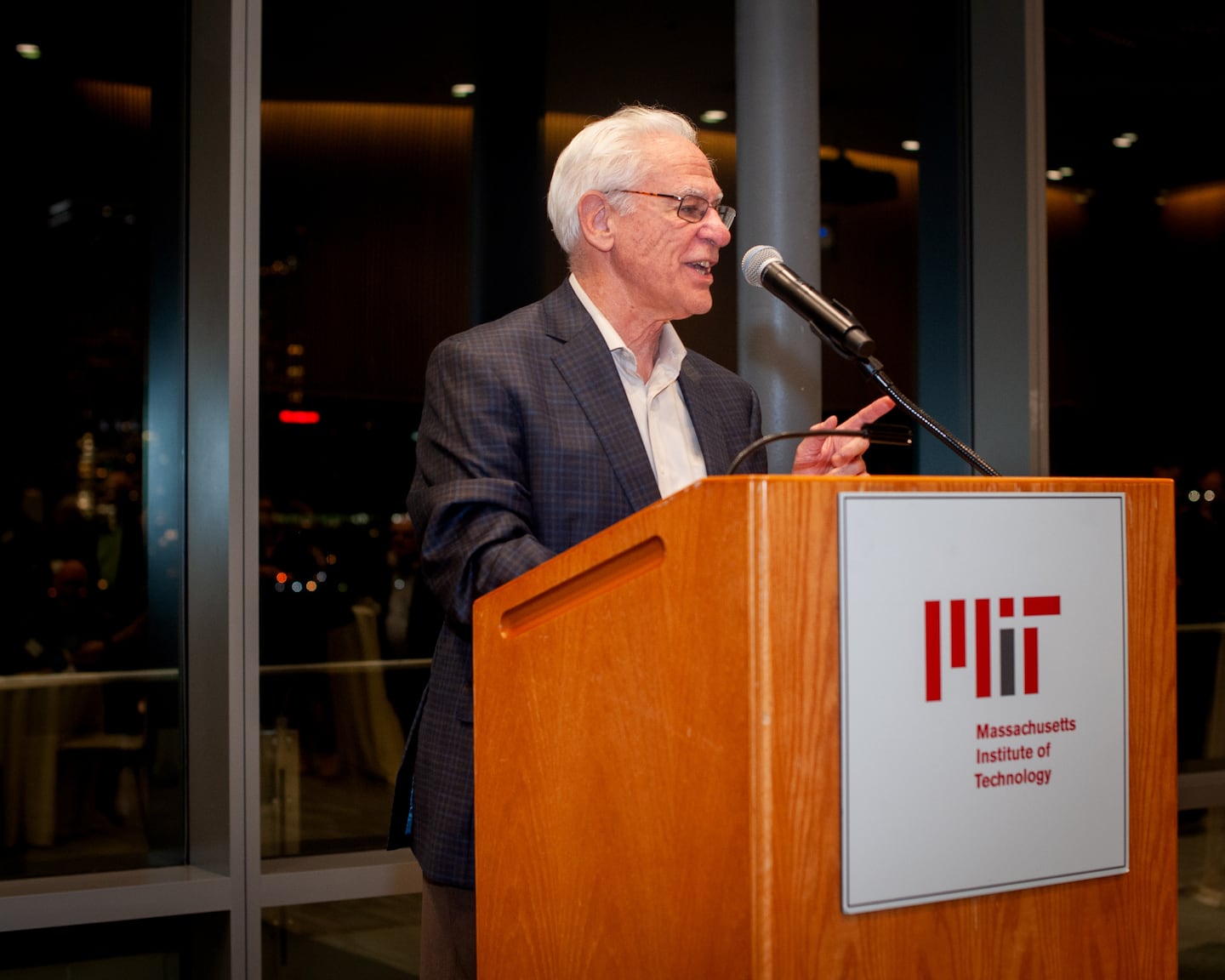 Former Bose president Sherwin Greenblatt speaks at an MIT event.