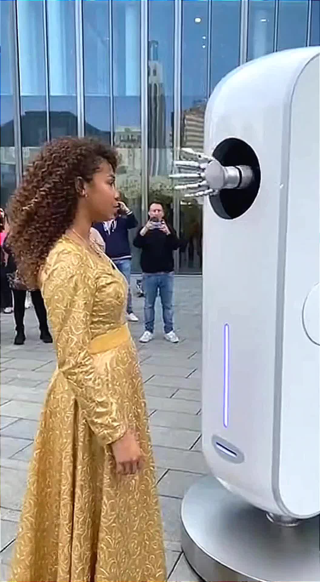 @haircutsalon27 Dubai’s Newest AI Salon Robot Will Shock You AI Instant Curl Mac…