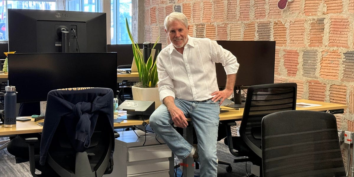 I'm a 69-year-old startup founder and former PayPal and Intuit CEO. I bike to work, take midday naps in my closet, and use index cards to stay organized.