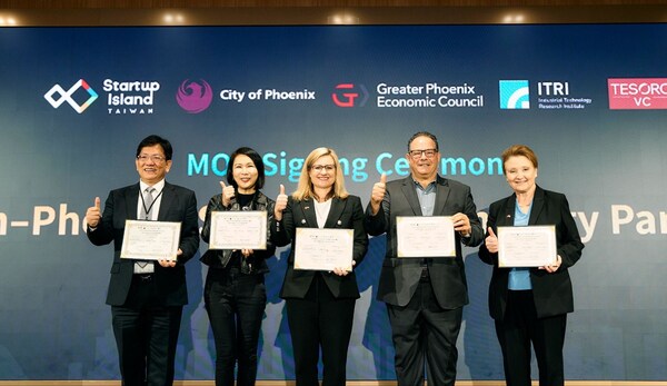 Group photo (From left: ITRI Executive Vice President Chen Li-wei; Startup Island TAIWAN Program Director Liu You-tong; Phoenix Mayor Kate Gallego; Tesoro Founder Andy Lombard; GPEC CEO Christine Mackay)