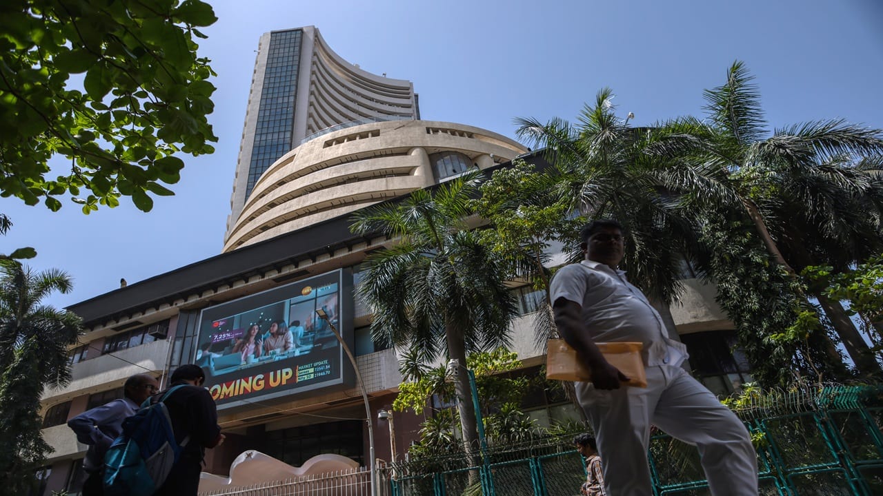 FIIs net sell shares worth Rs 2151 crore, DIIs net buy Rs 1130 crore on February 5