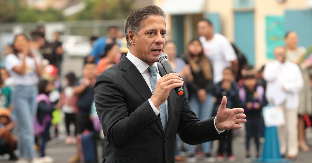 A charismatic educator, a connected consultant and an AI deal that failed L.A. schools