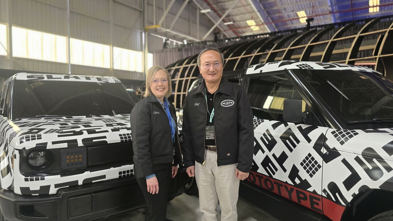 SK On CEO Lee Seok-hee (right) and Slate CEO Chris Barman pose for a photo during Slate’s vehicle and brand launch ceremony in Long Beach, California, Thursday. (SK On)