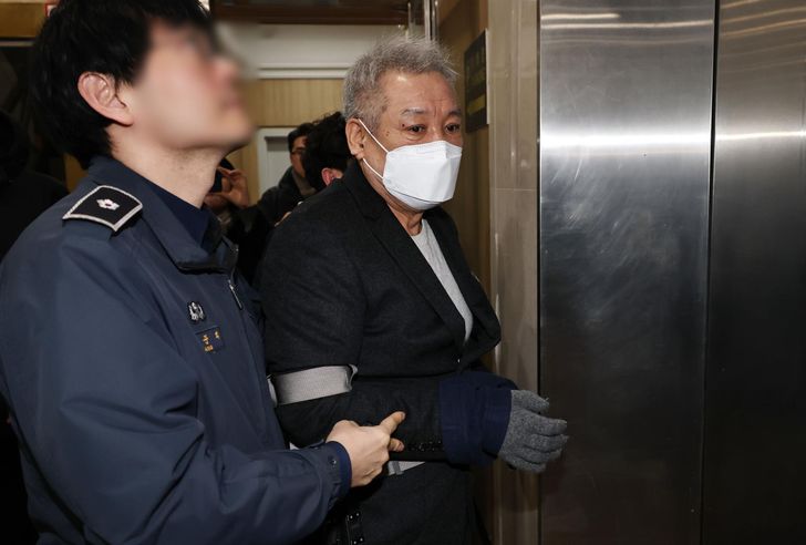 Jeon Seong-bae, right, a shaman known for his close ties to former first lady Kim Keon Hee, appears at the special counsel's office in Seoul to undergo questioning, Jan. 19. Yonhap