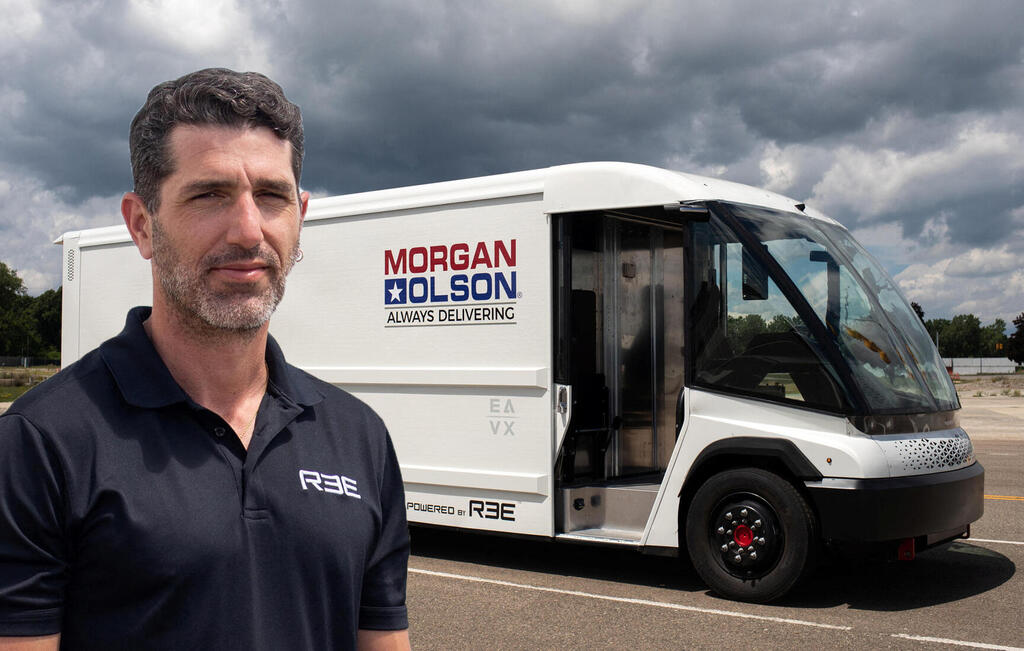 REE CEO Daniel Barel. (Photo: Reuters) מנכ"ל REE דניאל בראל על רקע המשאית