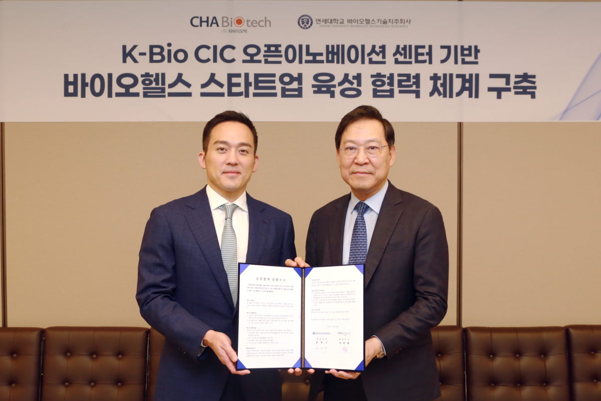 CHA Biotech, Yonsei Bio-Health Tech Holdings Partner to Foster Biohealth Startups CHA Biotech CEO Cha Won-tae (left) and Yonsei University Bio-Health Technology Holdings CEO Song Young-goo pose for a commemorative photo. Photo courtesy of CHA Biotech - Seoul Economic Daily Finance News from South Korea