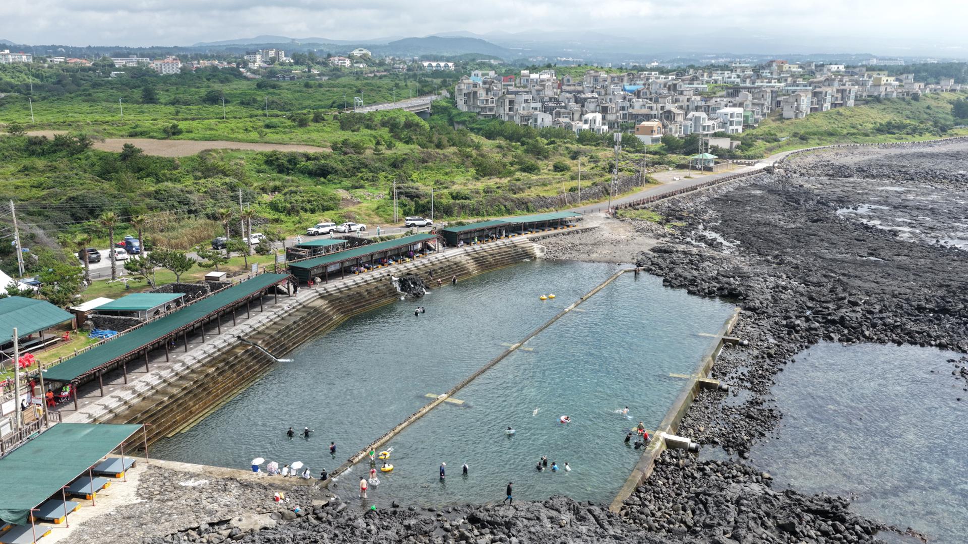 Swimmers enjoy the coastal waters of Yerae-dong in Seogwipo, Jeju Island, Thursday. Yonhap