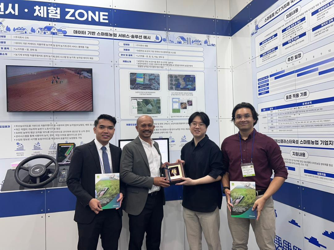 Saepum CEO Jung Seung-hwan (second from the right) poses with Malaysia’s MKR Hartamas after signing an export contract. MKR Hartamas is a local precision agriculture and farm machinery company that launched the first electric tractor in Malaysia, and will supply Saepum’s agriculture and forestry satellite and AI-based crop cultivation monitoring solution to local farms.