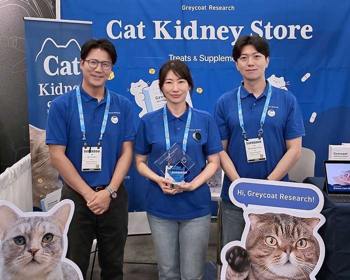 Kim Ji-ho, head of Greycoat Research Team, Yoon Jeong-eun, head of Greycoat Research, and Kang Seung-rok, director of Greycoat Research (from left), are taking commemorative photos. [Grey Coat Research]
